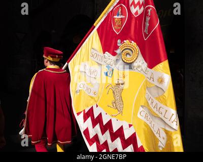 Siena, Italien - 15 2021. August: Standartträger oder Flaggenträger des Muschel- oder Muschelhandels, eine Seite mit dem Banner der Nobile Contrada del Stockfoto