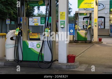 London, Großbritannien. September 2021. Warteschlangen und leerer Tankstellenvorplatz im Südwesten Londons, da der Mangel an LKW-Fahrern das Betanken von Benzinvorwegen verzögert und zu einer Kraftstoffrationierung führt. 25. September, Kingston Road, Southwest London, England, Großbritannien Kredit: Clickpics/Alamy Live News Stockfoto