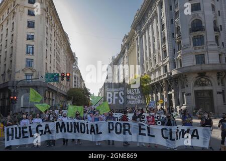 Ciudad De Buenos Aires, Argentinien. September 2021. Demonstranten, die an der Plaza de Mayo ankommen. (Foto: Esteban Osorio/Pacific Press) Quelle: Pacific Press Media Production Corp./Alamy Live News Stockfoto