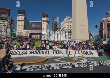 Ciudad De Buenos Aires, Argentinien. September 2021. Beginn des globalen Klimastreiks im Obelisken. (Foto: Esteban Osorio/Pacific Press) Quelle: Pacific Press Media Production Corp./Alamy Live News Stockfoto