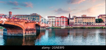 Herrliche Abendansicht der mittelalterlichen gewölbten St Trinity Brücke (Ponte Santa Trinita) über dem Fluss Arno. Farbenfrohe Sonnenuntergänge im Frühling in Florenz, Italien, Europa. T Stockfoto