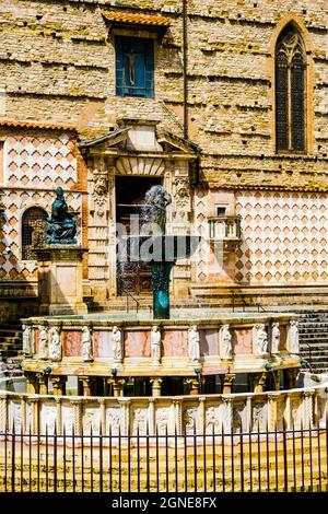 Fontana Maggiore vor der Cattedrale von San Lorenzo in Perugia Italien Stockfoto