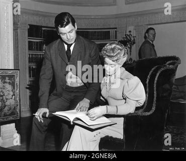 ANTHONY STEEL und MARY URE am Set offen während der Dreharbeiten von STURM ÜBER DEM NIL 1955 Regisseure ZOLTAN KORDA und TERENCE JUNGEN Roman A.E.W. Mason Drehbuch R.C/. Sherriff-Produzent Zoltan Korda Executive Producer Alexander Korda London Film Productions / Independent Film Producers (IFD) Stockfoto