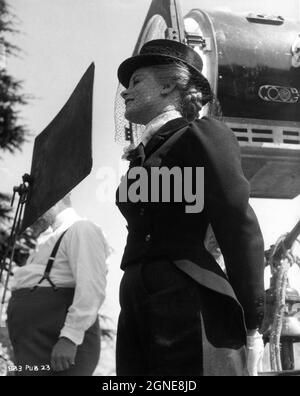 MARY URE am Set offen während der Dreharbeiten von STURM ÜBER DEM NIL 1955 Regisseure ZOLTAN KORDA und TERENCE JUNGEN Roman A.E.W. Mason Drehbuch R.C/. Sherriff-Produzent Zoltan Korda Executive Producer Alexander Korda London Film Productions / Independent Film Producers (IFD) Stockfoto