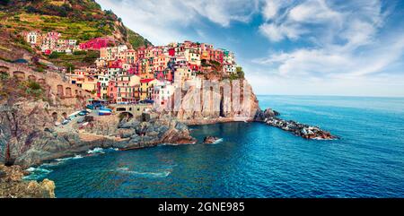 Die zweite Stadt der Cique Terre Folge der Hügelstädte - Manarola. Farbenfroher Frühlingsmorgen in Ligurien, Italien, Europa. Bilderqie Meereslandschaft von Mediterr Stockfoto