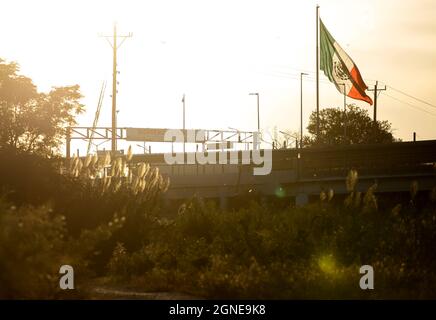 Ciudad Acuna, Mexiko. September 2021. Eine große mexikanische Flagge fliegt nahe der Grenze zu den USA in Ciudad Acuna, Mexiko, am 24. September 2021. Viele der Migranten im Lager von Ciudad Acuna, nahe der Grenze zu den USA, könnten versuchen, in die Vereinigten Staaten einzureisen. Quelle: Nick Wagner/Xinhua/Alamy Live News Stockfoto