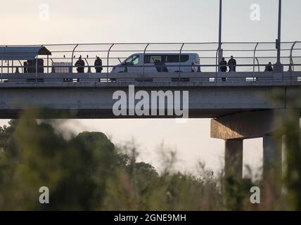 Ciudad Acuna, Mexiko. September 2021. US-Zoll- und Grenzschutzbeamte stehen auf einer Brücke mit Blick auf Ciudad Acuna, Mexiko, am 24. September 2021. Viele der Migranten im Lager von Ciudad Acuna, nahe der Grenze zu den USA, könnten versuchen, in die Vereinigten Staaten einzureisen. Quelle: Nick Wagner/Xinhua/Alamy Live News Stockfoto