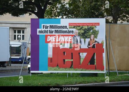 Aktionsplakat der Linkspartei (die Linke) in der Rheinstraße in Friedenau, Berlin, Deutschland - 11. September 2021. Stockfoto