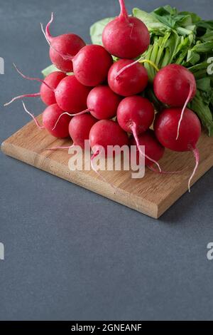 Rettich Haufen auf grauem Stein Hintergrund. Speicherplatz kopieren Stockfoto