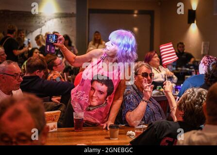 Ein Elvis-Fan macht ein Selfie während einer Performance beim jährlichen Elvis Festival in Porthcawl, Südwales, da es zum ersten Mal seit Beginn der Pandemie an diesem Wochenende eine Rückkehr darstellt. Tausende von Elvis-Fans strömen in die Küstenstadt, um die Musik und das Leben von „The King“ zu feiern. Stockfoto