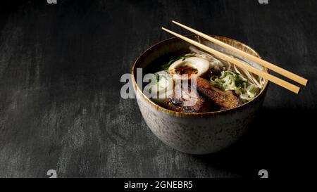 Köstliche Ramen-Schüssel mit hohem Winkel. Hohe Qualität und Auflösung schönes Fotokonzept Stockfoto