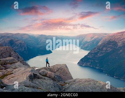 Farbenfroher Sommeruntergang am Lysefjord, der sich im Gebiet Ryfylke im Südwesten Norwegens befindet. Aktiver Tourismus Konzept Hintergrund. Künstlerische Stil Pos. Stockfoto