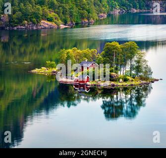 Іздутвшв Sommeransicht mit kleiner Insel mit typisch norwegischem Gebäude auf Lovrafjord, Nordsee. Farbenfrohe Morgenansicht in Norwegen. Die Schönheit von na Stockfoto