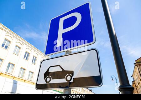 Parkschild für Autos vor blauem Himmel. Nahaufnahme des Winkels Stockfoto