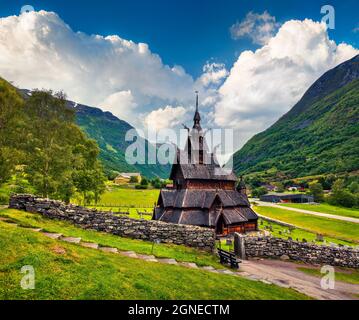 Malerische Sommeransicht der Stabkirche Borgund, die sich im Dorf Borgund in der Gemeinde Lerdal in der Grafschaft Sogn Og Fjordane, Norwegen, befindet. T Stockfoto