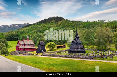 Beeindruckende Sommeransicht der Stabkirche Borgund, die sich im Dorf Borgund in der Gemeinde Lerdal in der Grafschaft Sogn Og Fjordane, Norwegen, befindet. Tr Stockfoto