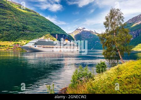 Großes Schiff im Sunnylvsfjord. Farbenfroher Sommermorgen in Norwegen, Europa. Hintergrund des Reisekonzepts. Künstlerisches Foto im nachbearbeiteten Stil Stockfoto