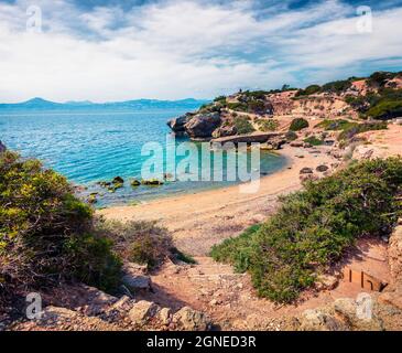 Herrliche Frühlingsansicht des Westgerichtes von Heraion von Perachora, Limni Vouliagmenis Lage. Bunte Morgenseeküste der Ägäis, Griechenland, Europa. Reise Stockfoto