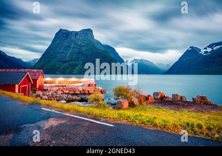 Farbenfrohe Nachtszene des Fjords Hjorundfjord, Gemeinde Orsta, Grafschaft More Og Romsdal. Dramatische Abendansicht von Norwegen. Reisekonzept im Hintergrund Stockfoto