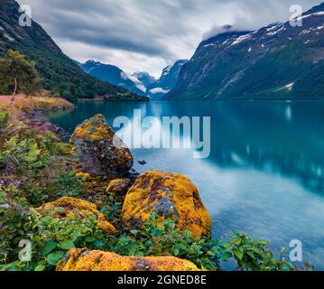 Dramatische Sommeransicht des Lovatnet Sees, Gemeinde Stryn, Landkreis Sogn Og Fjordane, Norwegen. Malerische Abendszene in Norwegen. Schönheit der Natur c Stockfoto