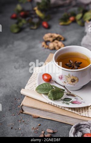 Hochwinkel-Tasse mit Teestar-Anise. Hohe Qualität und Auflösung schönes Fotokonzept Stockfoto