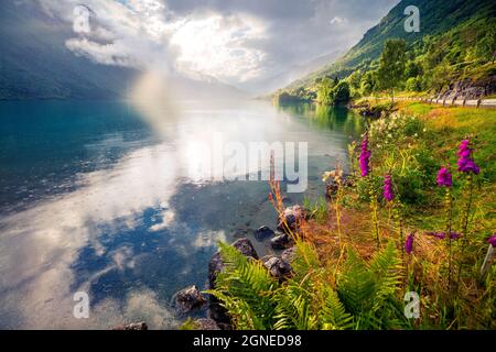 Dramatische Sommeransicht des Lovatnet Sees, Gemeinde Stryn, Landkreis Sogn Og Fjordane, Norwegen. Farbenfrohe Regenszene in Norwegen. Schönheit der Natur concep Stockfoto