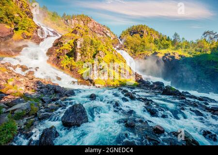 Toller sonniger Blick auf den Wasserfall Latefoss, der sich in der Gemeinde Odda im Hordaland County befindet. Tolle Sommerszene in Norwegen. Schönheit der Natur Konz Stockfoto