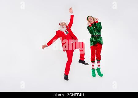 In voller Länge Körpergröße Ansicht der attraktiven zwei Menschen Jungs springen Spaß Advent isoliert über weißen Hintergrund Stockfoto