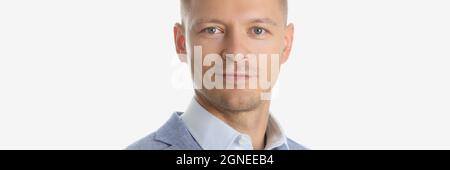 Porträt eines jungen attraktiven Geschäftsmann in grauem Anzug auf weißem Hintergrund Stockfoto
