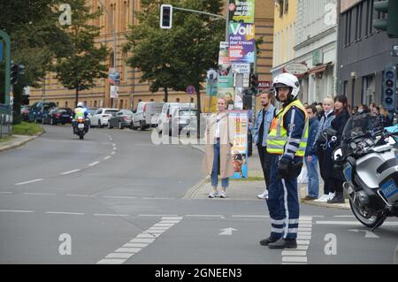 Verkehrspolizei mit Motorrad schließt wegen einer Fahrraddemonstration die Schönhauser Allee in Prenzlauer Berg, Berlin, Deutschland - 19. September 2021. Stockfoto