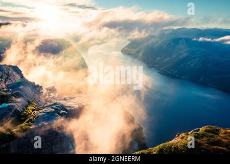 Nebliger Blick am Morgen auf die beliebte norwegische Attraktion Preikestolen. Großartige Sommerszene des Lysefjords, gelegen im Ryfylke-Gebiet im Südwesten Stockfoto