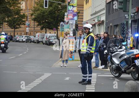 Verkehrspolizei mit Motorrad schließt wegen einer Fahrraddemonstration die Schönhauser Allee in Prenzlauer Berg, Berlin, Deutschland - 19. September 2021. Stockfoto