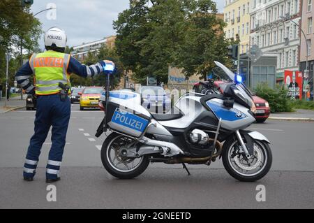 Verkehrspolizei mit Motorrad schließt wegen einer Fahrraddemonstration die Schönhauser Allee in Prenzlauer Berg, Berlin, Deutschland - 19. September 2021. Stockfoto