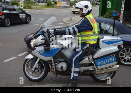 Verkehrspolizei mit Motorrad schließt wegen einer Fahrraddemonstration die Schönhauser Allee in Prenzlauer Berg, Berlin, Deutschland - 19. September 2021. Stockfoto