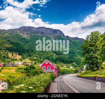 Leere Straße in Norwagian Stadt - Odda, Hordaland County, Norwegen. Wunderschöne Aussicht auf den Norden im Sommer. Hintergrund des Reisekonzepts. Stockfoto