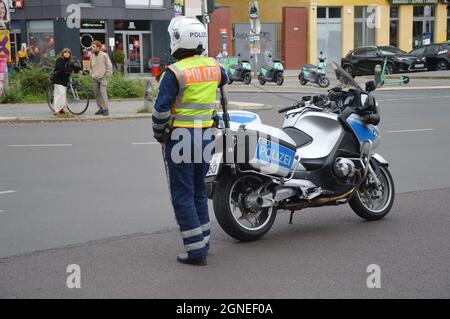 Verkehrspolizei mit Motorrad schließt wegen einer Fahrraddemonstration die Schönhauser Allee in Prenzlauer Berg, Berlin, Deutschland - 19. September 2021. Stockfoto