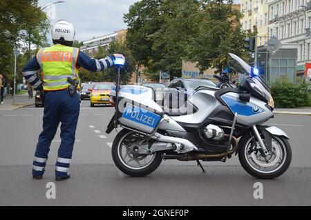 Verkehrspolizei mit Motorrad schließt wegen einer Fahrraddemonstration die Schönhauser Allee in Prenzlauer Berg, Berlin, Deutschland - 19. September 2021. Stockfoto