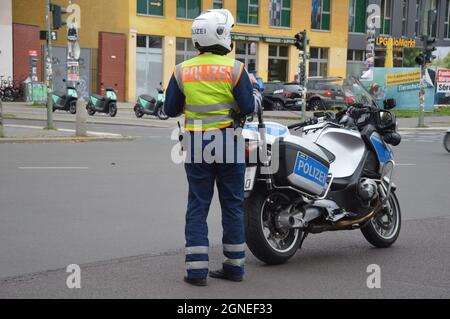 Verkehrspolizei mit Motorrad schließt wegen einer Fahrraddemonstration die Schönhauser Allee in Prenzlauer Berg, Berlin, Deutschland - 19. September 2021. Stockfoto