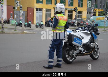 Verkehrspolizei mit Motorrad schließt wegen einer Fahrraddemonstration die Schönhauser Allee in Prenzlauer Berg, Berlin, Deutschland - 19. September 2021. Stockfoto