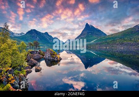 Fantastischer Sommeraufgang auf dem Innerdalsvatna See. Bunte Morgenszene in Norwegen, Europa. Schönheit der Natur Konzept Hintergrund. Künstlerische Stil Pos. Stockfoto