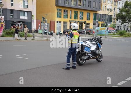 Verkehrspolizei mit Motorrad schließt wegen einer Fahrraddemonstration die Schönhauser Allee in Prenzlauer Berg, Berlin, Deutschland - 19. September 2021. Stockfoto