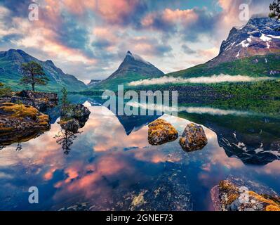 Beeindruckender Sommeraufgang auf dem Innerdalsvatna See. Bunte Morgenszene in Norwegen, Europa. Schönheit der Natur Konzept Hintergrund. Künstlerischer Stil po Stockfoto