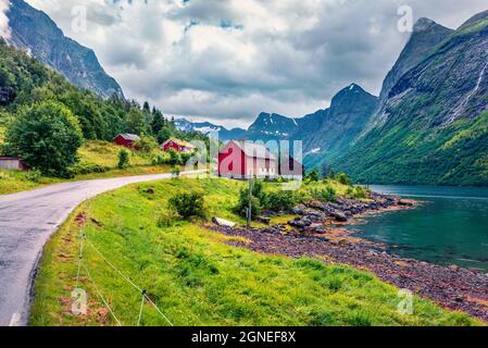 Farbenfrohe Sommerszene im Fjord Hjorundfjord, Gemeinde Orsta, Grafschaft More Og Romsdal. Farbenfrohe Morgenansicht von Norwegen. Reisekonzept nach hinten Stockfoto