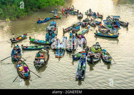 Luftaufnahme des schwimmenden Markts Phong Dien bei Sonnenaufgang, Boote, die Großhandelsfrüchte und Waren auf dem Can Tho River verkaufen Stockfoto