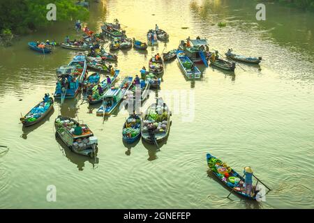 Luftaufnahme des schwimmenden Markts Phong Dien bei Sonnenaufgang, Boote, die Großhandelsfrüchte und Waren auf dem Can Tho River verkaufen Stockfoto