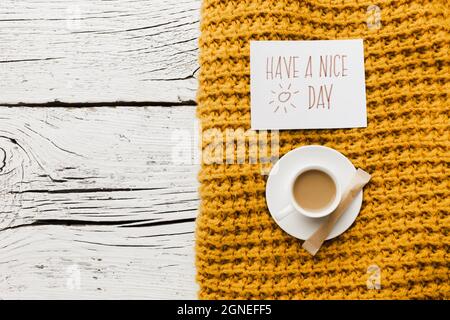 Haben Sie eine schöne Tagesbotschaft mit einer Tasse Kaffee. Hohe Qualität und Auflösung schönes Fotokonzept Stockfoto