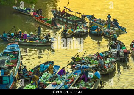 Luftaufnahme des schwimmenden Markts Phong Dien bei Sonnenaufgang, Boote, die Großhandelsfrüchte und Waren auf dem Can Tho River verkaufen Stockfoto