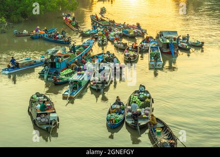 Luftaufnahme des schwimmenden Markts Phong Dien bei Sonnenaufgang, Boote, die Großhandelsfrüchte und Waren auf dem Can Tho River verkaufen Stockfoto