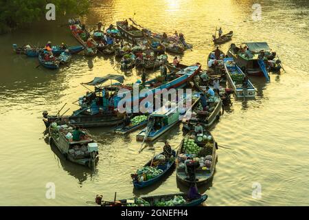 Luftaufnahme des schwimmenden Markts Phong Dien bei Sonnenaufgang, Boote, die Großhandelsfrüchte und Waren auf dem Can Tho River verkaufen Stockfoto