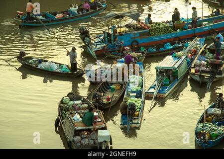 Luftaufnahme des schwimmenden Markts Phong Dien bei Sonnenaufgang, Boote, die Großhandelsfrüchte und Waren auf dem Can Tho River verkaufen Stockfoto